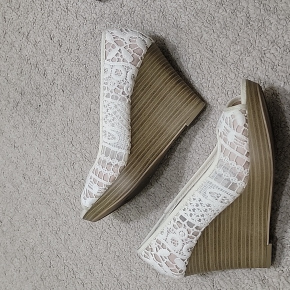 American eagle Women Wood Wedge Ivory Lace Open Toe Slide on Shoe Wedge Size 7 - Picture 3 of 9
